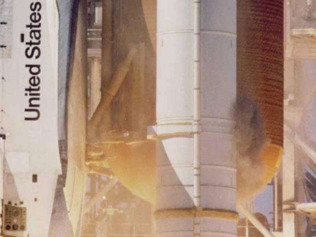 Šedivý kouř linoucí se z Challengeru již při startu