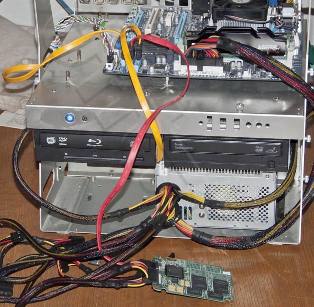 Testovací sestava pro zničení SSD přepisy