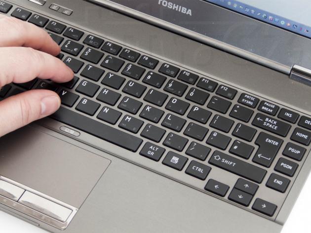 Toshiba Portégé Z830 - klávesnice s rukou