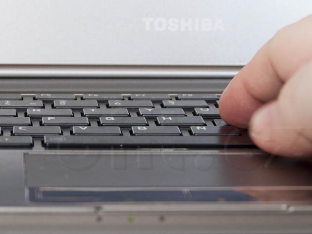 Toshiba Portégé Z830 - zmáčklá klávesa (z ostrého úhlu)