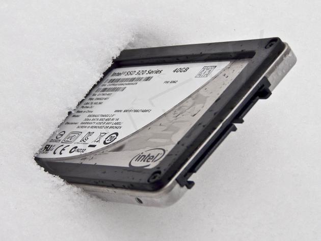 Intel SSD 320 Series 40GB zapíchnutý ve sněhu