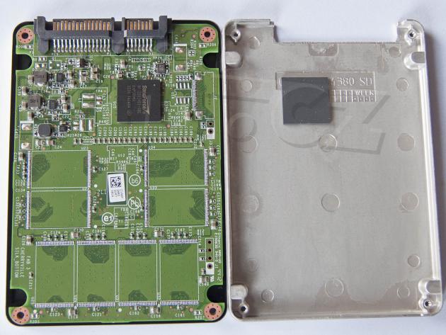 Intel SSD 330 Series 60GB - vnitřek - strana se SandForce řadičem