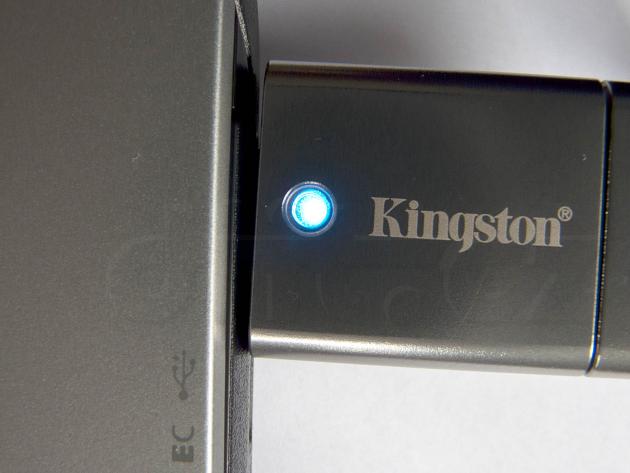 Kingston HyperX Predator 512 GB v USB portu - indikační LED