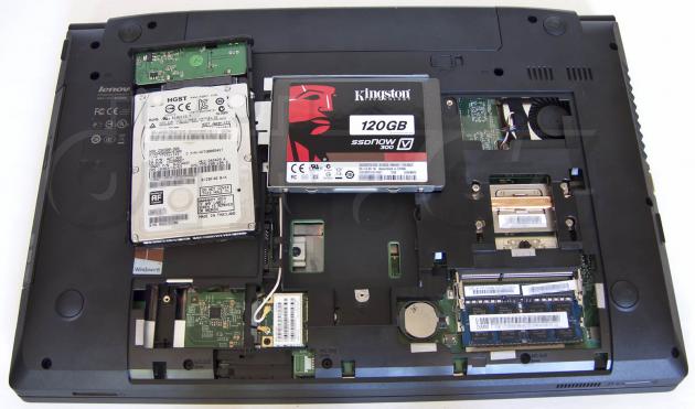 Lenovo IdeaPad B590 - pohled pod kapotu, původní pevný idks v rámečku a 120GB SSD Kingston V300