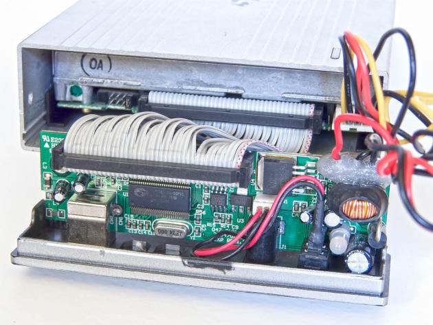 LS-120 mechanika v externím boxu - pohled na elektroniku