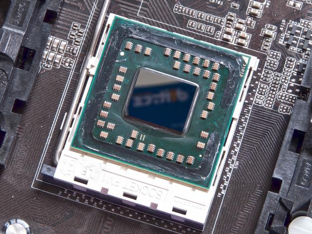 Nahý procesor AMD A8-3870K (bez tepelného rozvaděče, s vyčištěným jádrem) v socketu FM1