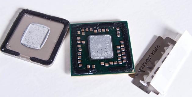 Procesor AMD A8-3870K s čerstvě sejmutým tepelným rozvaděčem