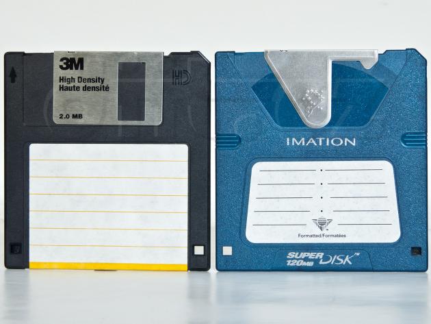 Srovnání disket - HD 1,44MB vs. SuperDisk LS-120 - vrchní strana