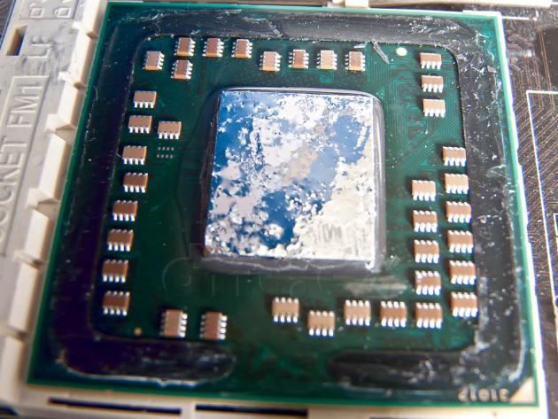 Ukázka nanesení CoolLaboratory Liquid Pro na jádro procesoru AMD A8-3870K