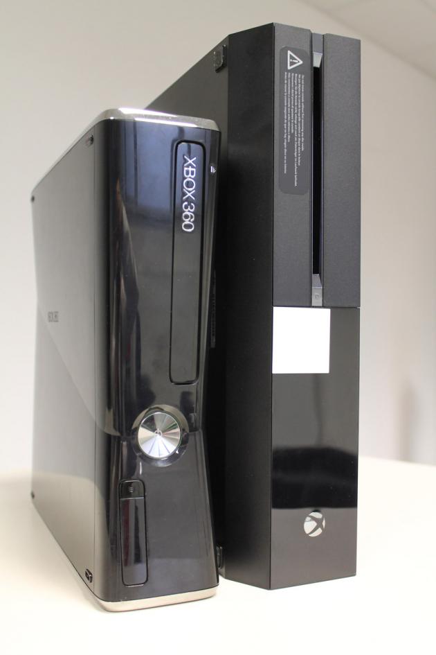 Xbox One Playstation 4 side by side 08