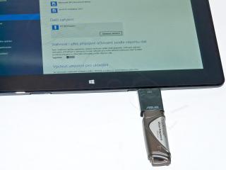 ASUS VivoTab RT - připojená USB fleška