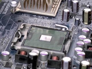 Kontrolní kapka pasty na jádře procesoru