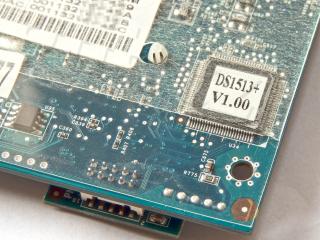 Synology DS1513+ – čip s firmwarem