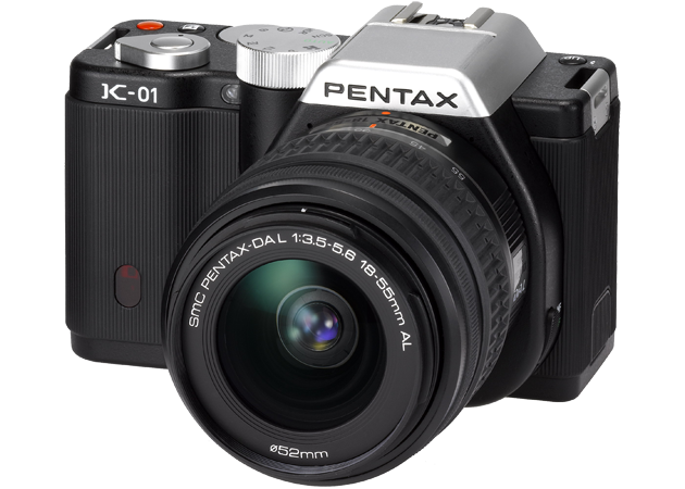 Pentax K-01 s objektivem 18-55 mm