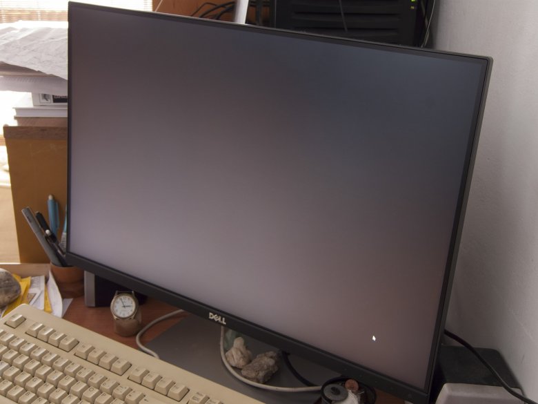 Dell U 2415 Z Uhlu Cerna Jas 100 Kontrast 45
