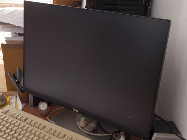 Dell U 2415 Z Uhlu Cerna Jas 20 Kontrast 45