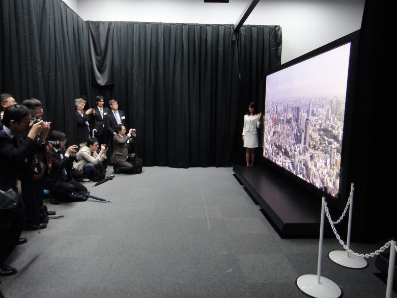 Prototyp 145palcové 8k plasma TV od Panasonicu/NHK_