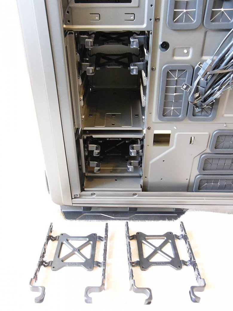Nzxt Phantom 820 Dsc 3193 Hdd Ssd Uchyceni
