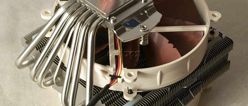 Noctua NH-C14: vzhůru nohama s panáčkem