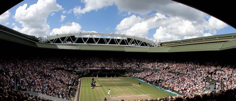 Centrální kurt ve Wimbledonu (zdroj: http://www.tws3d.com/view/wimbledon-center-court-1680x1050)
