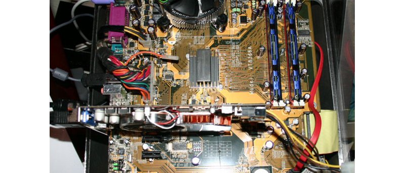 Referenční motherboard s chipsetem VIA PT894