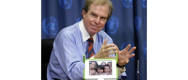 Nicholas Negroponte s OLPC notebookem XO