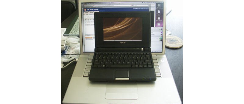 Asus Eee PC v porovnání s 15palcovým MacBookem Pro