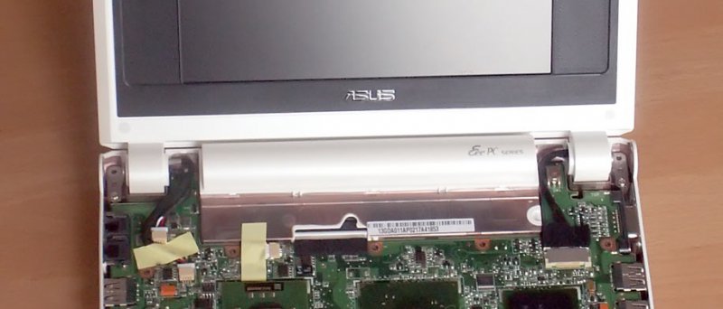 ASUS Eee PC po odejmutí horního krytu i s klávesnicí
