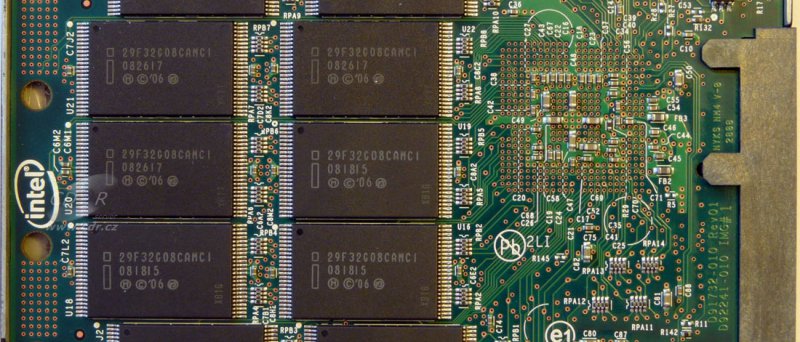 Intel SSD X25-M - flash čipy uvnitř