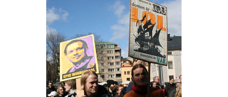 Transparenty na protest proti rozsudku nad The Pirate Bay