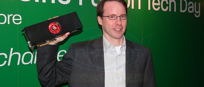 Rick Bergman (AMD) drží Radeon HD 6990