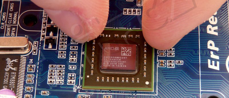 AMD E-350 „Zacate“ (AMD „Fusion“ APU) mezi prsty
