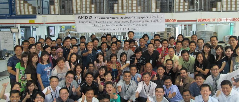 Tým AMD v Singapůru oslavuje vyslání prvních dodávek procesorů AMD A-Series („Llano“)
