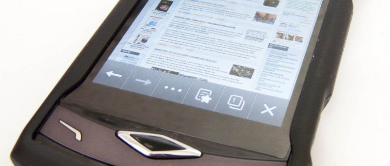 Samsung Wave v „čínském“ kabátku s ochrannou fólií přes displej zobrazuje web Deep in IT