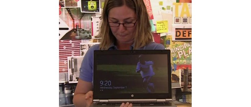Emily Wilson startuje notebook s Windows 8