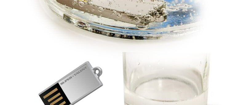 Super Talent Pico Mini USB flash 32GB ve vodě