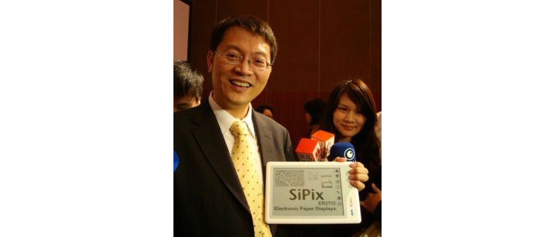 AUO CEO LJ Chen a jejich 9palcový touch e-book; foto Susie Pan, Digitimes