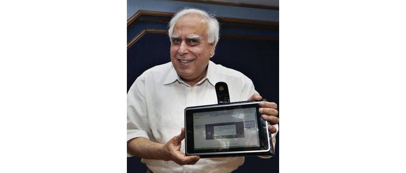 Kapil Sibal s počítačem za 35 USD