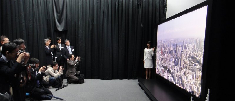Prototyp 145palcové 8k plasma TV od Panasonicu/NHK_