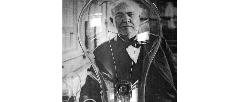 Thomas Edison s žárovkou