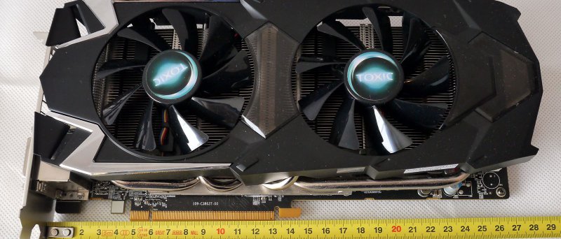 Sapphire Radeon HD 7970 TOXIC - frontal s metrem_