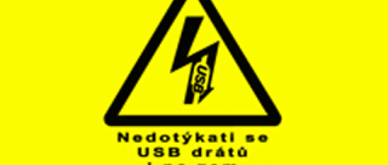 Nedotýkati se USB drátů i na zem spadlých!