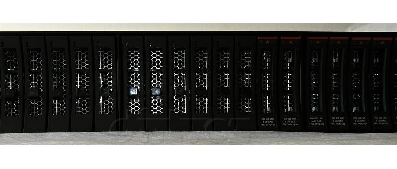 IBM Storwize V3700 - přední panel