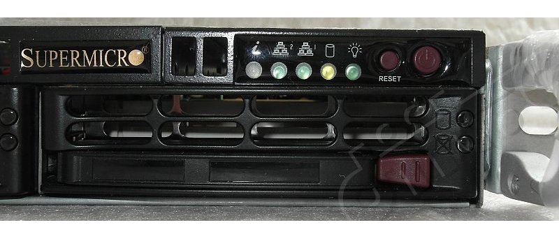 Supermicro SYS-8017R-TF+ - přední panel