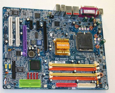 Gigabyte s AGP i PCI Express x16