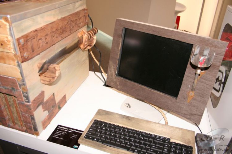 Case mod The Praetorian včetně monitoru, klávesnice a myši