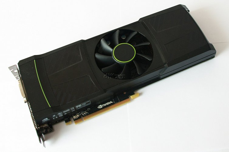 GeForce GTX 590: čelní strana