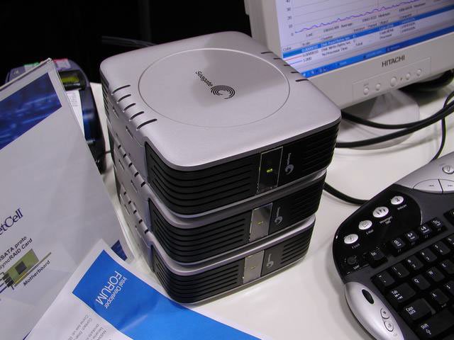 IDF 2004: Pole z externích Serial ATA disků Seagate