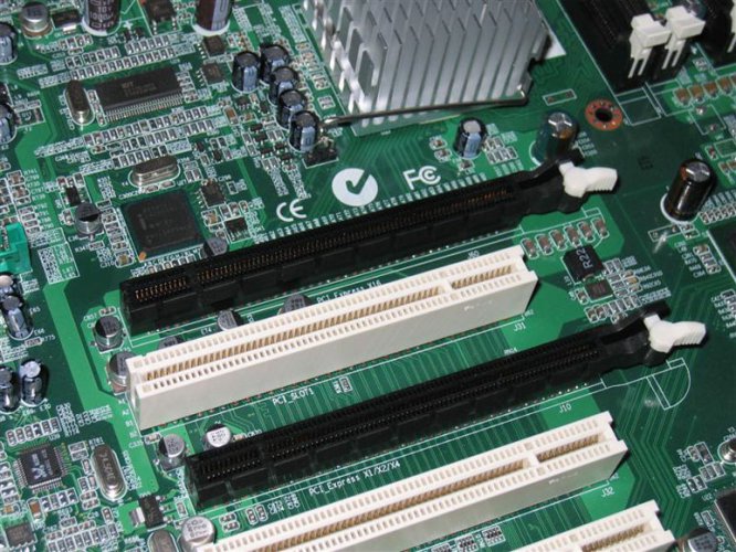 Detail PCI Express ×16 slotů na desce EVGA s údajným chipsetem n