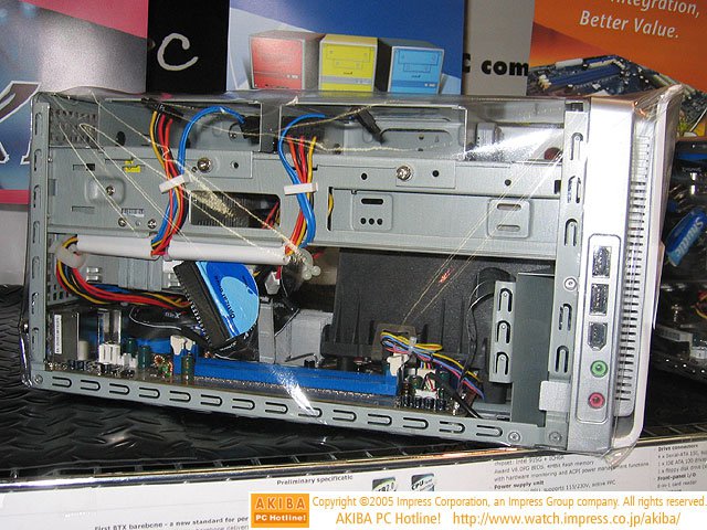 Shuttle XPC SB86i - pohled z levé strany